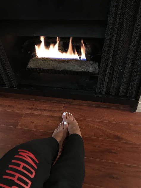 mia khalifa foot worship